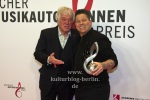Laudator Rolf Zuckowski und Preisträgerin Kerstin Ott, "Deutscher Musikautorenpreis 2024", Roter Teppich zur Preisverleihung, Ritz Carlton, Berlin, 08.02.2024