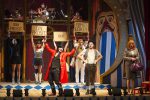 Bildmitte: Christoph Marti (MC, Napoleon), Tobias Bonn (Daniel, Ludwig I. von Bayern), Marie Cecile Nest (Caroline, Therese von Sachsen), Moritz C. Winklmayr (Tony, Ludwigs Vater, Ludwigs Tochter, Thereses Vater), Heather Litteer (Barb, Thereses Mutter, Charlotte von Breidbach-Bürresheim), Manal Raga a Sabit (Anita, Lola Montez, Ludwigs Mutter), Ganz Rechts: Winnie Böwe (Valerie), "OKTOBERFEST - The Musical, Beinah wahr...", Fotoprobe am 05.07.2024 im Renaisance-Theater, Berlin, Premiere: 07.07.2024