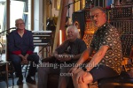 Gerd-Christian, Wolfgang Martin, Rainer Oleak, "Rainer Oleak spielt Holger Biege", Live-Präsentation des Albums mit Rainer Oleak, Wolfgang Martin (Moderator) und Gerd-Christian (Bruder von Holger Biege) im Studio von Rainer Oleak, der "Tonscheune Oleak", Dahlwitz-Hoppegarten, 17.08.2022