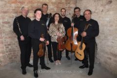 Claudio Mansutti (Klarinette), Timotej Willewaldt (Geige),  Salvatore Seminara (Gitarre),  Maria Ronchini (Viola), Sebestyen Sztathatosz (Geige), Pierluigi Ruggiero (Cello, Künstlerischer Leiter), Luca Trabucchi (Gitarre), "La musica italiana - 200 Jahre Leidenschaft und Sehnsucht mit dem Ensemble SineQuaNon Berlin", Photo Call zu den Konzerten am 09. + 10.05.2026 im Kühlhaus Berlin und im Konzerthaus Am Gendarmenmarkt, Berlin, 09.05.2026