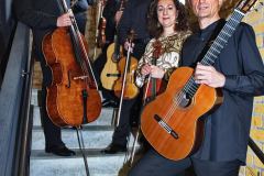 Pierluigi Ruggiero (Cello, Künstlerischer Leiter), Claudio Mansutti (Klarinette), Sebestyen Sztathatosz (Geige), Luca Trabucchi (Gitarre), Timotej Willewaldt (Geige), Maria Ronchini (Viola), Salvatore Seminara (Gitarre), "La musica italiana - 200 Jahre Leidenschaft und Sehnsucht mit dem Ensemble SineQuaNon Berlin", Photo Call zu den Konzerten am 09. + 10.05.2026 im Kühlhaus Berlin und im Konzerthaus Am Gendarmenmarkt, Berlin, 09.05.2026