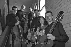 Pierluigi Ruggiero (Cello, Künstlerischer Leiter), Claudio Mansutti (Klarinette), Sebestyen Sztathatosz (Geige), Luca Trabucchi (Gitarre), Timotej Willewaldt (Geige), Maria Ronchini (Viola), Salvatore Seminara (Gitarre), "La musica italiana - 200 Jahre Leidenschaft und Sehnsucht mit dem Ensemble SineQuaNon Berlin", Photo Call zu den Konzerten am 09. + 10.05.2026 im Kühlhaus Berlin und im Konzerthaus Am Gendarmenmarkt, Berlin, 09.05.2026