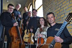 Pierluigi Ruggiero (Cello, Künstlerischer Leiter), Claudio Mansutti (Klarinette), Sebestyen Sztathatosz (Geige), Luca Trabucchi (Gitarre), Timotej Willewaldt (Geige), Maria Ronchini (Viola), Salvatore Seminara (Gitarre), "La musica italiana - 200 Jahre Leidenschaft und Sehnsucht mit dem Ensemble SineQuaNon Berlin", Photo Call zu den Konzerten am 09. + 10.05.2026 im Kühlhaus Berlin und im Konzerthaus Am Gendarmenmarkt, Berlin, 09.05.2026