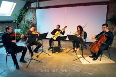 Sebestyen Sztathatosz (Geige), Timotej Willewaldt (Geige), Salvatore Seminara (Gitarre), Maria Ronchini (Viola), Pierluigi Ruggiero (Cello, Künstlerischer Leiter), "La musica italiana - 200 Jahre Leidenschaft und Sehnsucht mit dem Ensemble SineQuaNon Berlin", Photo Call zu den Konzerten am 09. + 10.05.2026 im Kühlhaus Berlin und im Konzerthaus Am Gendarmenmarkt, Berlin, 09.05.2026