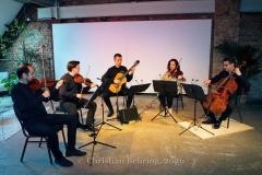 Sebestyen Sztathatosz (Geige), Timotej Willewaldt (Geige), Salvatore Seminara (Gitarre), Maria Ronchini (Viola), Pierluigi Ruggiero (Cello, Künstlerischer Leiter), "La musica italiana - 200 Jahre Leidenschaft und Sehnsucht mit dem Ensemble SineQuaNon Berlin", Photo Call zu den Konzerten am 09. + 10.05.2026 im Kühlhaus Berlin und im Konzerthaus Am Gendarmenmarkt, Berlin, 09.05.2026