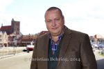 Udo Kroschwald (Polizeihauptkommissar Jan Reuter), , "SOKO WISMAR", Am Set vor dem Segelschiff Artemis, alter Holzhafen 15/17, 23966 Wismar, Germany, (Photo: Christian Behring, www.christian-behring.com)