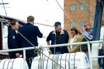 Regisseur Hans-Christoph Blumenberg und Claudia Schmutzler (Kriminalhauptkommissarin Katrin Boerensen) , "SOKO WISMAR", Am Set vor dem Segelschiff Artemis, alter Holzhafen 15/17, 23966 Wismar, Germany, (Photo: Christian Behring, www.christian-behring.com)