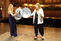 "STOMP trifft Berlin", Jessica Ginkel, Aram Arami und Caroline Beil lernen die Kunst der Perkussion, Photocall in der Staatsoper, Berlin, am 06.07.2026 anlässlich des Gastspiels vom 14. - 19.07.2026