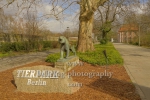 Tierpark Berlin in Friedrichsfelde, Tiger - Skulptur von Philipp Harth vor dem Tierparkeingang am Schloss Freidrichsfelde, "STADTANSICHTEN", Berlin, 03.04.2020