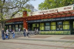 Besucher warten auf den Einlass am Eingang Baerenschaufenster, "Tierpark oeffnet wieder", Berlin, 28.04.2020
