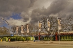 Tierpark Berlin in Friedrichsfelde, Eingang Baerenschaufenster mit Kassenhaus, Schaltern und Fahnen davor und Eingang zur U-Bahnstation daneben, "STADTANSICHTEN", Berlin, 03.04.2020