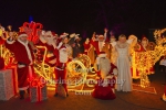 Photo Call mit den Weihnachtsmaennern vor dem Schloss Friedrichsfelde, "Weihnachten im Tierpark - Weihnachtsmannvollversammlung", Tierpark, Berlin, 01.12.2019