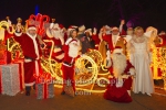 Photo Call mit den Weihnachtsmaennern vor dem Schloss Friedrichsfelde, "Weihnachten im Tierpark - Weihnachtsmannvollversammlung", Tierpark, Berlin, 01.12.2019