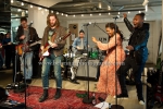 "Welshly Arms", Sam Getz (Gitarre/Gesang), Brett Lindemann (Keys), Jimmy Weaver (Bass), Mikey Gould (Drums) sowie Bri und Jon Bryant (Background Vocals), Kurz-Konzert im Foyer, Universal Music, Berlin, 27.03.2017 (Photo: Christian Behring)