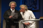 Gert Melzer (Sir Wilfrid), Andre Zimmermann (Mayhew / Dr. Wytt / Clegg Sachverständiger), "ZEUGIN DER ANKLAGE", Premiere im Berliner Kriminaltheater am 05.10.2023, Fotoprobe: 25.09.2023