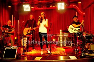 BELL BOOK AND CANDLE, v.l.: Andy Birr (Gitarre), Jana Gross (Gesang), Hendrik Roeder (Bass), Record-Release-Konzert zum Album "Wie wir sind" (16.03.2018 bei Electrola / Airforce1 Records) im Privatclub-Berlin, Berlin, 14.02.2018,