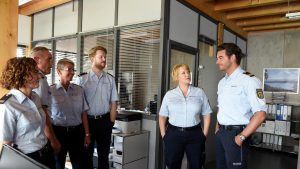 Wapo Bodensee, nele-fehrenbach-stellt-ihrem-team-den-neuen-kollegen-jakob-frings-vor-julia-demmler-folge-25-100__v-varxl_758069