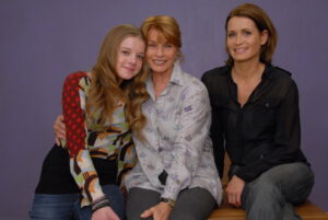 Das einzigartige Frauentrio in "Mama kommt!": Jette Fischer (Jella Haase, l.), Luise Fischer (Senta Berger, M.)und Christiane Fischer (Anja Kling, r.).
