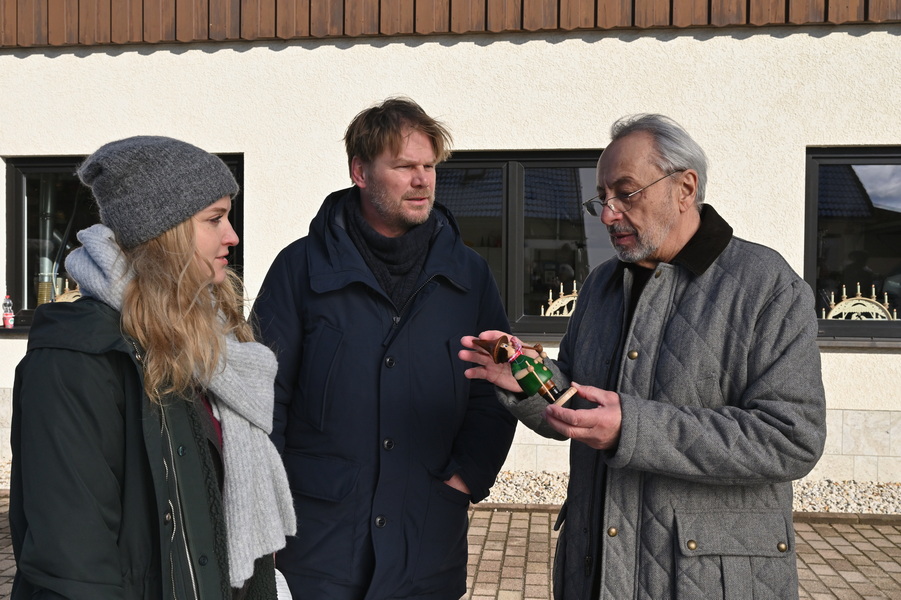 Karina Szabo (Lara Mandoki, l.) und Winkler (Kai Scheve, M.) besuchen den Vater des Opfers Hannes Markert (Wolfgang Stumph, r.) in seiner Manufaktur für Räuchermännchen.