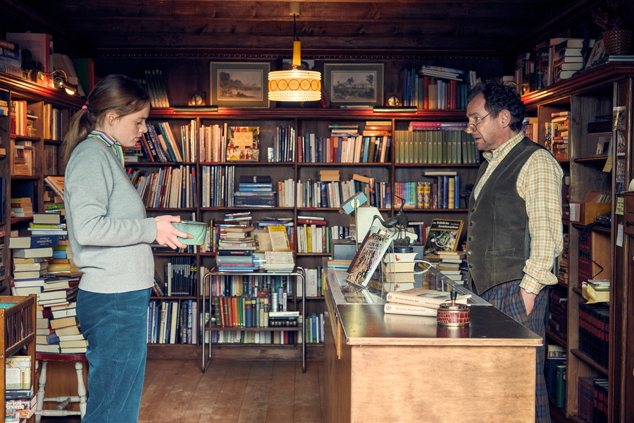 Luise (Luna Wedler) und ihr Chef Herr Rödder (Thorsten Merten) in der Buchhandlung