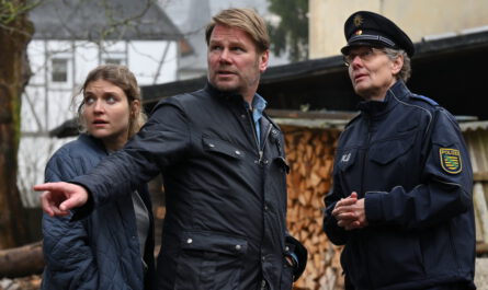 Erzgebirgskrimi - Polizeihauptmeister Wagner (Thomas Bading, r.) zeigt den Kommissaren Robert Winkler (Kai Scheve, M.) und Karina Szabo (Lara Mandoki, l.) wo der Schwager der vermissten Mia wohnt.