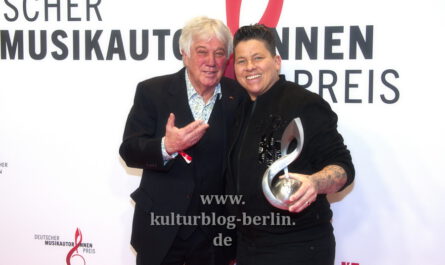 Laudator Rolf Zuckowski und Preisträgerin Kerstin Ott, "Deutscher Musikautorenpreis 2024", Roter Teppich zur Preisverleihung, Ritz Carlton, Berlin, 08.02.2024