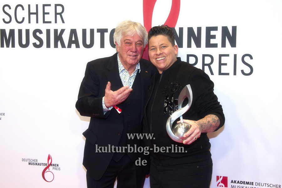 Laudator Rolf Zuckowski und Preisträgerin Kerstin Ott, "Deutscher Musikautorenpreis 2024", Roter Teppich zur Preisverleihung, Ritz Carlton, Berlin, 08.02.2024