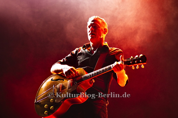 Bryan Adams (Gesang, Gitarre), "Bryan ADAMS", "Shine A Light Tour", Konzert in der Mercedes-Benz Arena, Berlin, 20.06.2019