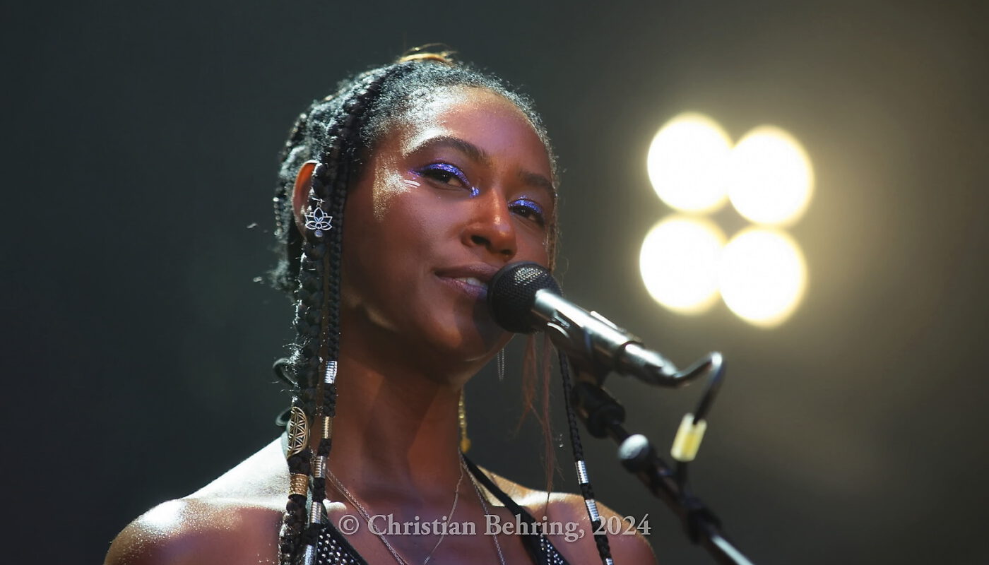 "DOMINIQUE FILS-AIME", Open-Air-Konzert im Rahmen des "Durchlüften"-Festivals im Schlüterhof des Humboldtforum, Berlin, 25.07.2024