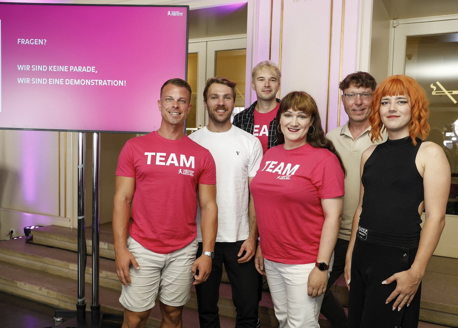 Der Vorstand vom CSD nach der Pressekonferenz im Admiralspalast am 18.07.24 v.l.n.r.Ulli Pridat,Thomas Hoffmann,Marcel Voges,Mara Geri,Manfred Lehmann und Stella Spoon