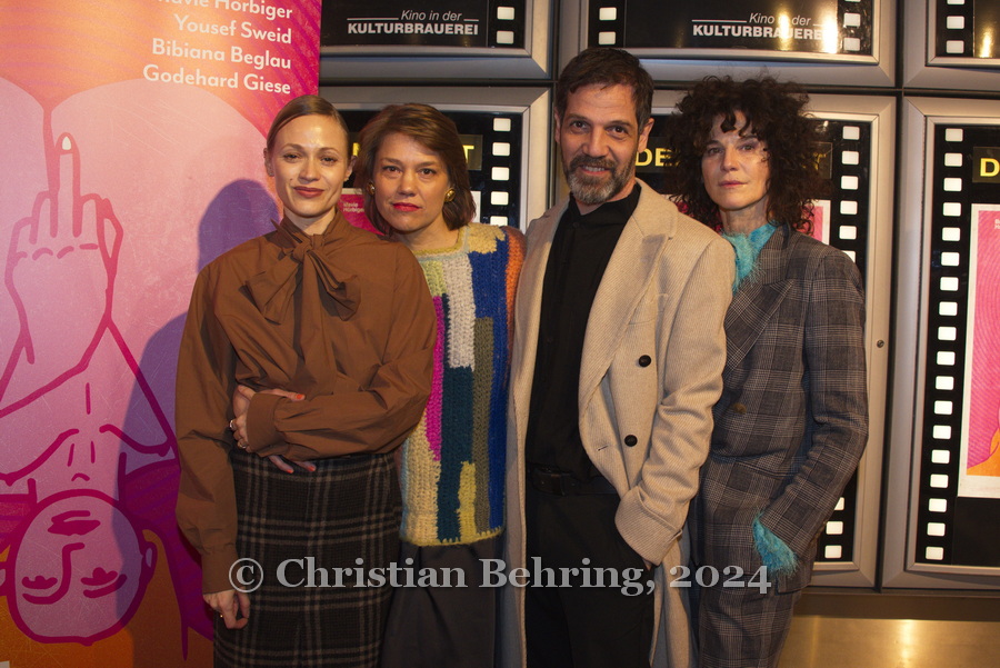 Britta Hammelstein, Mavie Hörbiger, Yousef Sweid, Bibiana Beglau, "Die geschützten Männer", Photocall am Roten Teppich zur Premiere, Kino in der Kulturbrauerei, Berlin, 12.12.2024