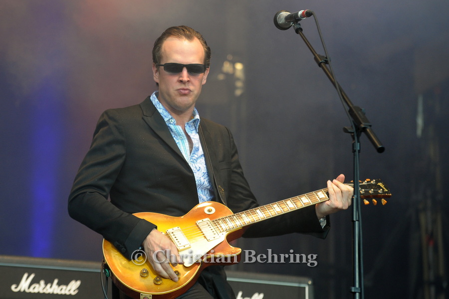 Black Country Communion, Joe Bonamassa, Gitarrist, die transatlantische Hardrockband praesentiert ihr zweites Album live in der Zitadelle Spandau, Berlin, Open Air Konzert, Live, Musik