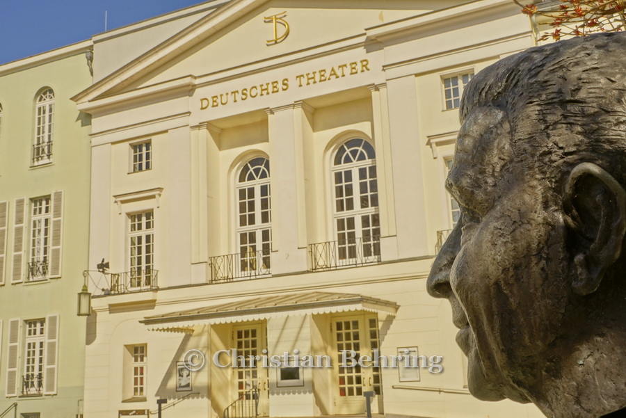 Deutsches Theater in der Schumannstrasse 13a mit der Wolfgang-Langhoff-Bueste von Manfred Sahlow davor, "STADTANSICHTEN", Berlin, 04.04.2020