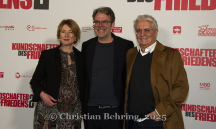 Henry Hübchen, Corinna Harfouch, Regisseur Robert Thalheim, "KUNDSCHAFTER DES FRIEDENS 2", Photocall am Roten Teppich zur Publikumspremiere, Colosseum, Berlin, 15.01.2025