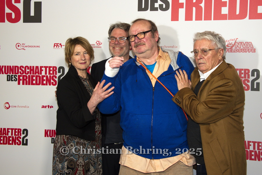 Henry Hübchen, Corinna Harfouch, Rainer Reiners, Regisseur Robert Thalheim, "KUNDSCHAFTER DES FRIEDENS 2", Photocall am Roten Teppich zur Publikumspremiere, Colosseum, Berlin, 15.01.2025