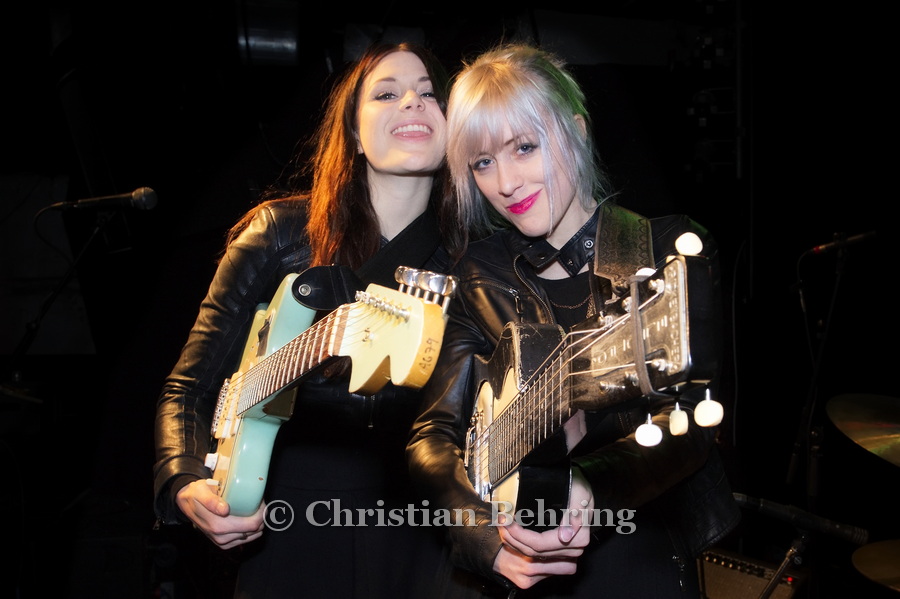 Rebecca Lovell (lead vocals, mandolin, guitar), Megan Lovell (harmony vocals, dobro, lap steel), "LARKIN POE", Photocall im Postbahnhof am 01.04.2015, in Berlin, Germany