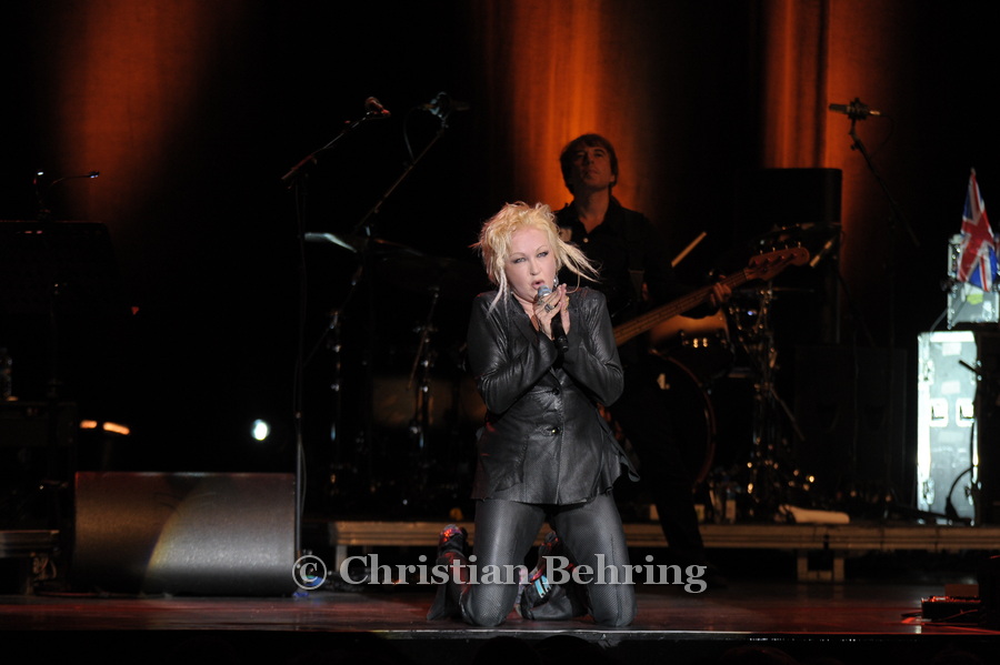 Cyndi Lauper, praesentiert Songs aus ihrem 2010 erscienenen Blues-Album und ihrer Hits aus den 80ern live im Berliner Admiralspalast, Konzert, Musik, live,