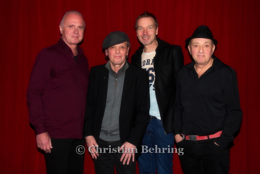 Stefan Dohanetz (Drums), Andreas Dziuk (Keyboards), Jürgen Ehle (Gitarre), Andre Herzberg (Gesang), "PANKOW", Photocall zur Abschiedstournee "Bis zuletzt", Prater Gaststätte, Berlin, 30.01.2024