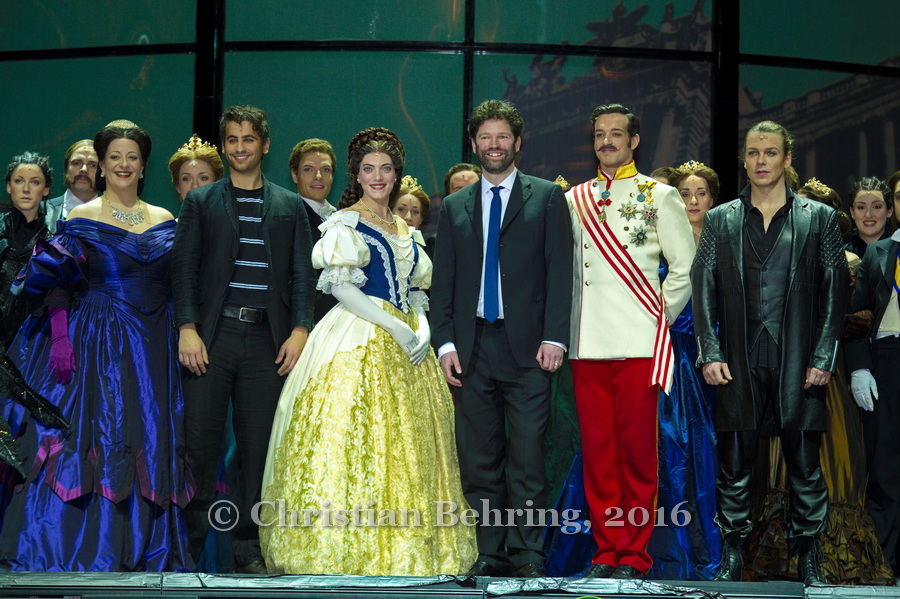 Roberta Valentini (Elisabeth), Leopold Prinz von Altenburg (Ururenkel von Elisabeth), Maximilian Mann (Kaiser Franz Joseph), Mate Kamaras (Der Tod), "ELISABETH - Die wahre Geschichte der Sissi", (07.01.-14.02.16 Admiralspalast Berlin / 18.02.-27.03.16 Mehr Theater Hamburg), Fotoprobe im Admiralspalast, am 08.01.2016 in Berlin, Deutschland