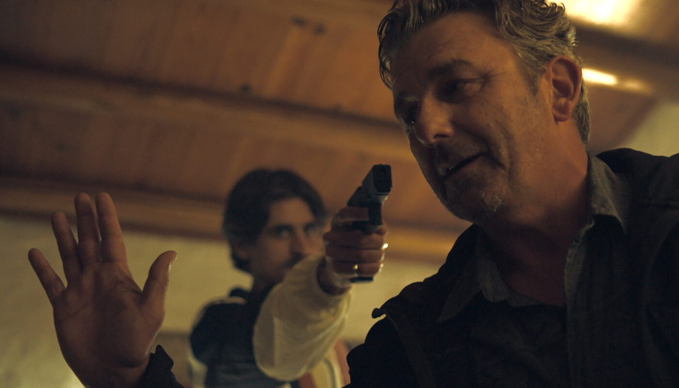 Als Tom (Hans Sigl) im Safe House ankommt, wird er bereits von Nuno Miguel Amorim, l.) erwartet.