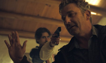 Als Tom (Hans Sigl) im Safe House ankommt, wird er bereits von Nuno Miguel Amorim, l.) erwartet.