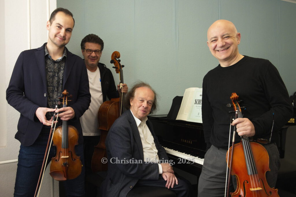 Sebastyen Sztathatosz (Violine), Pierluigi Ruggiero (Violoncello), Cyprien Katsaris (Klavier), Alfredo Zamarra (Viola), "SineQuaNon Berlin & Cyprien Katsaris", Photo Call zum Konzert am 30.05.2025 im Konzerthaus Am Gendarmenmarkt, Berlin, 29.05.2025