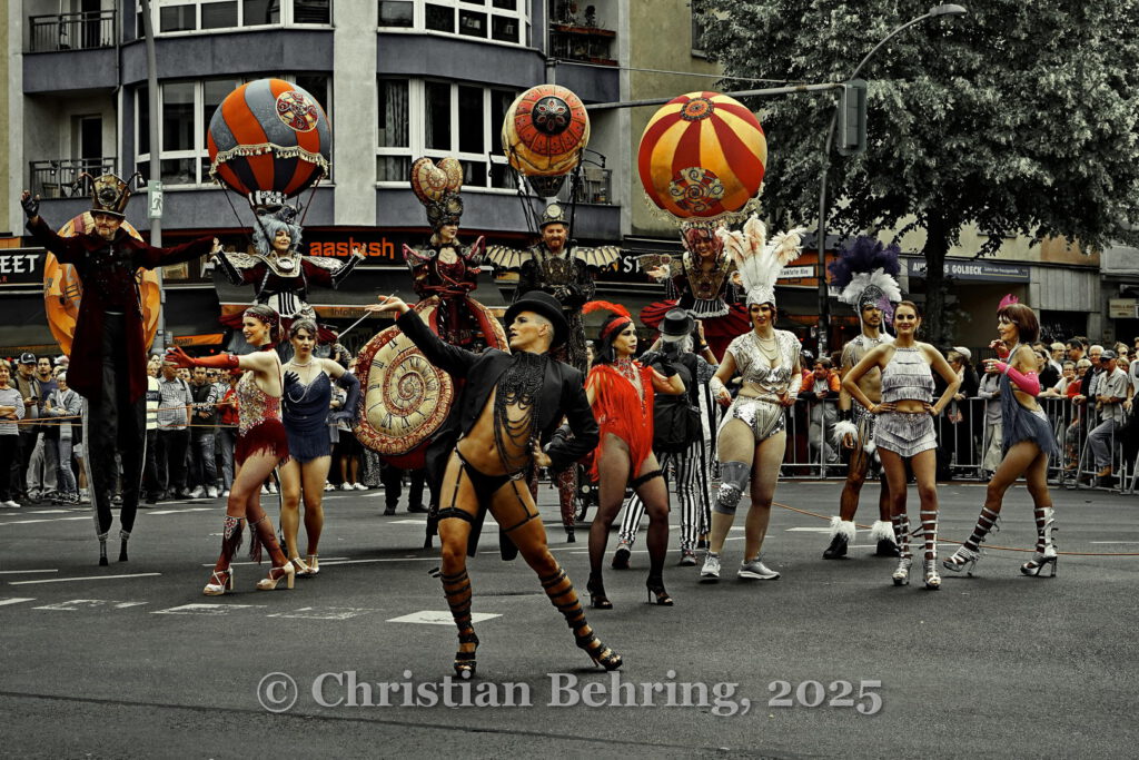 Karneval der Kulturen, Umzug von Frankfurter Allee / Ecke Proskauer Straße zur Karl-Marx-Allee / Ecke Berolinastraße, Berlin, 08.06.2025