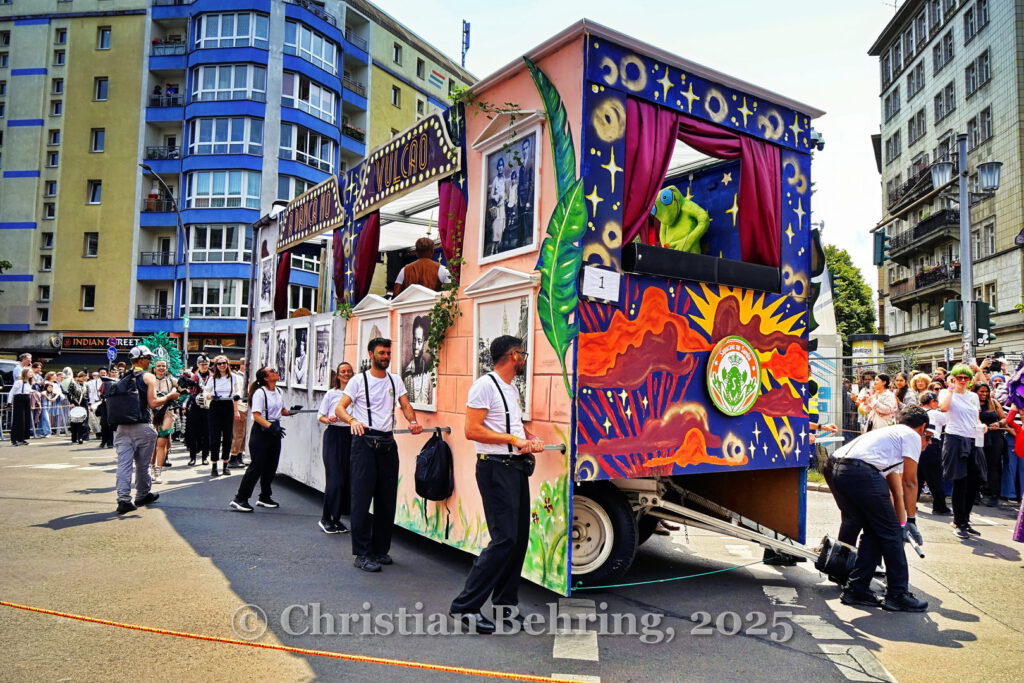 Karneval der Kulturen, Umzug von Frankfurter Allee / Ecke Proskauer Straße zur Karl-Marx-Allee / Ecke Berolinastraße, Berlin, 08.06.2025