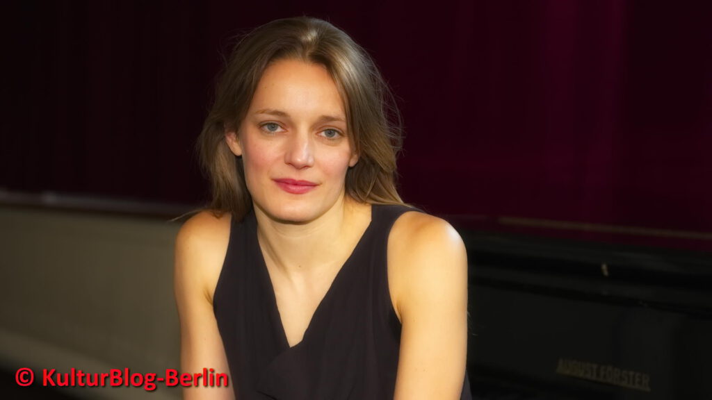 "Hanna HILSDORF", Photocall, Volksbühne, Berlin, 02.10.2025