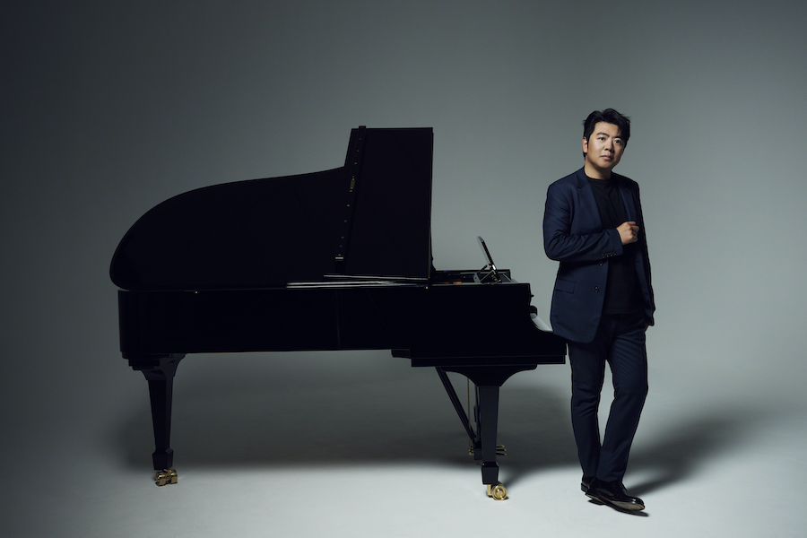 Lang Lang, vor dem Flügel stehend