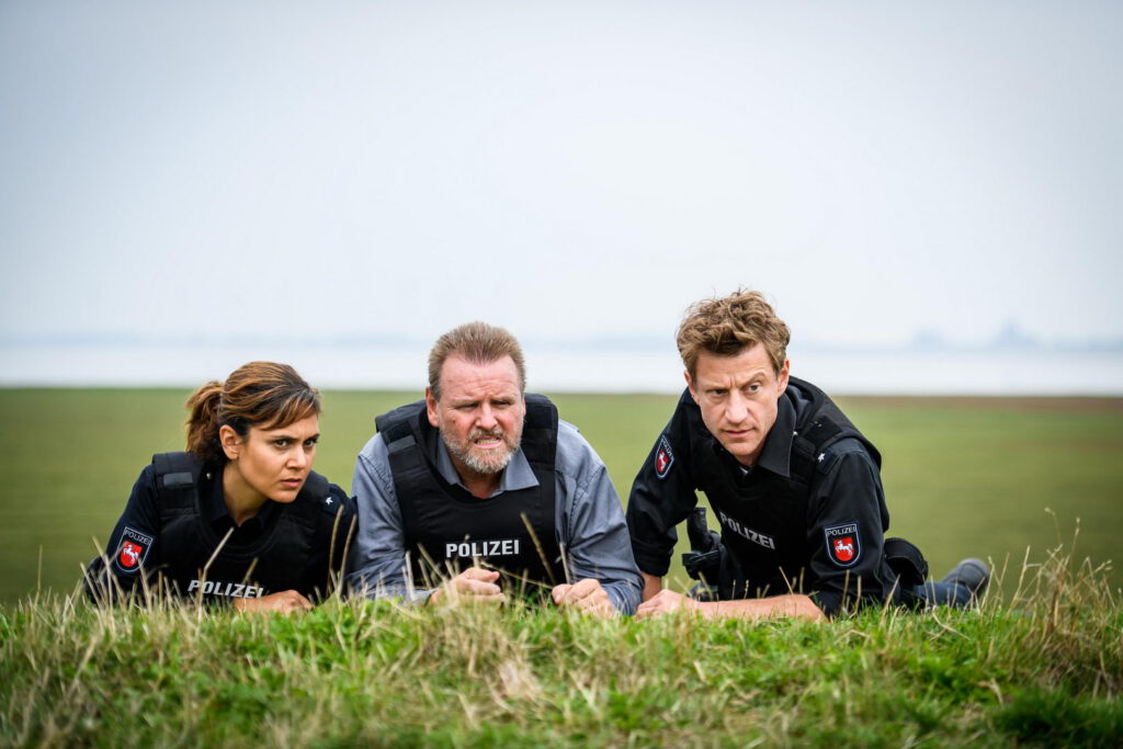 Key Visual: In „Friesland – Hand und Fuß“ werden mysteriöse Leichenteile gefunden. Der Fall führt Süher Özlügül (Sophie Dal), Kriminalhauptkommissar Brockhorst (Felix Vörtler) und Henk Cassens (Maxim Mehmet) auf die Spur eines Serienmörders. 