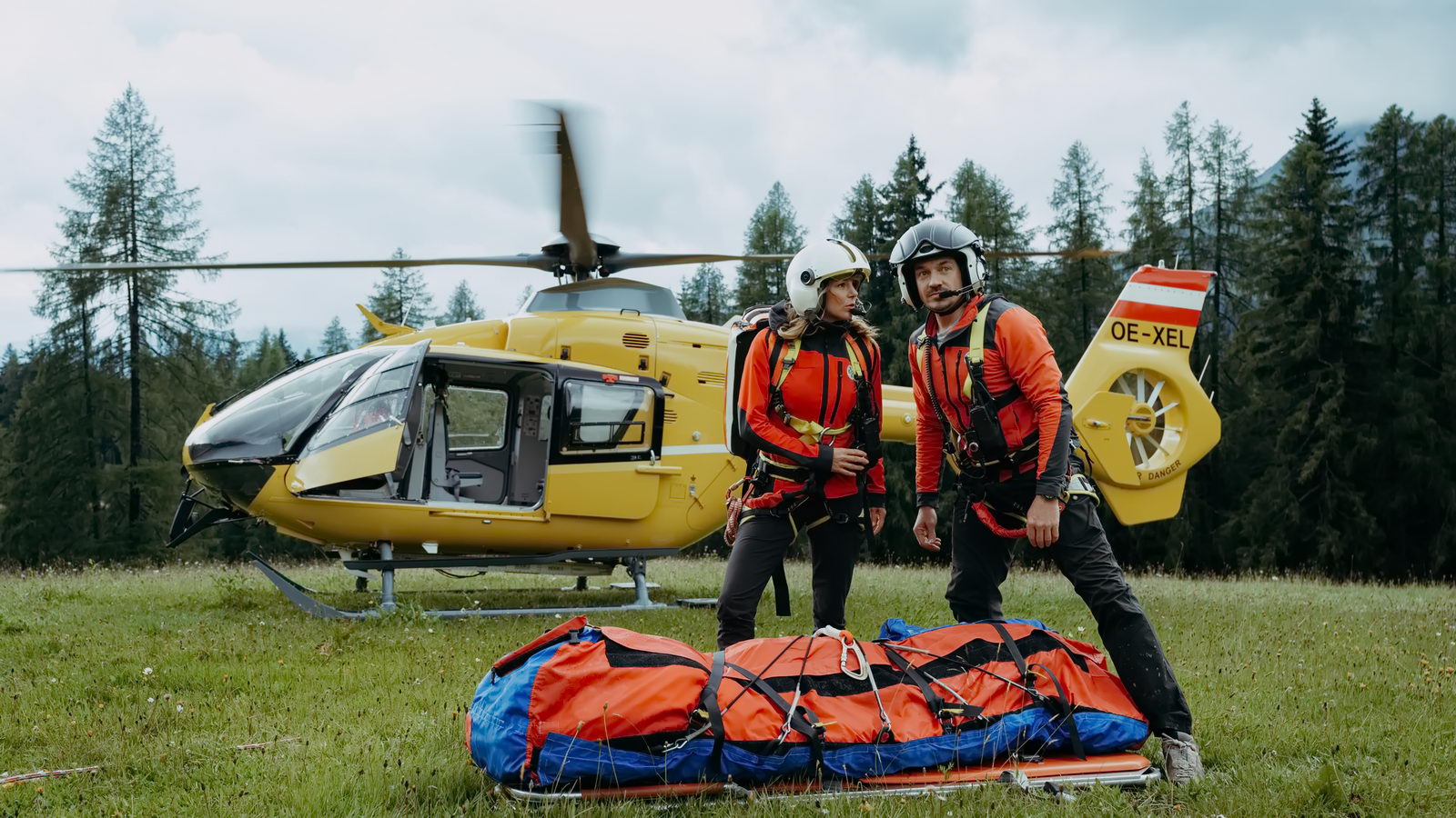 Die Bergretter Katharina Strasser (Luise Bähr) und Tobias Herbrechter (Markus Brandl) stehen zur Bergung bereit.