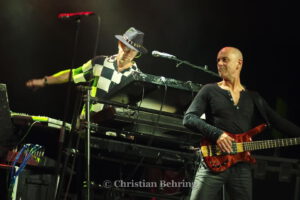 Manfred Mann ( keyboards, vocals ), STEVE KINCH ( bass ), "MANFRED MANNS EARTH BAND", Konzert im Admiralspalast am 06.05.2015, in Berlin