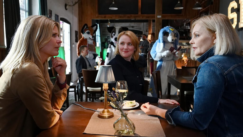 Szenenfoto: Echte Freundinnen: Katharina (Valerie Niehaus, l.), Yvonne (Winnie Böwe, M.) und Sybille (Susanna Simon, r.) wundern sich bei ihrem Freundinnen-Stammtisch über den unerwarteten Auftritt der "Furries".